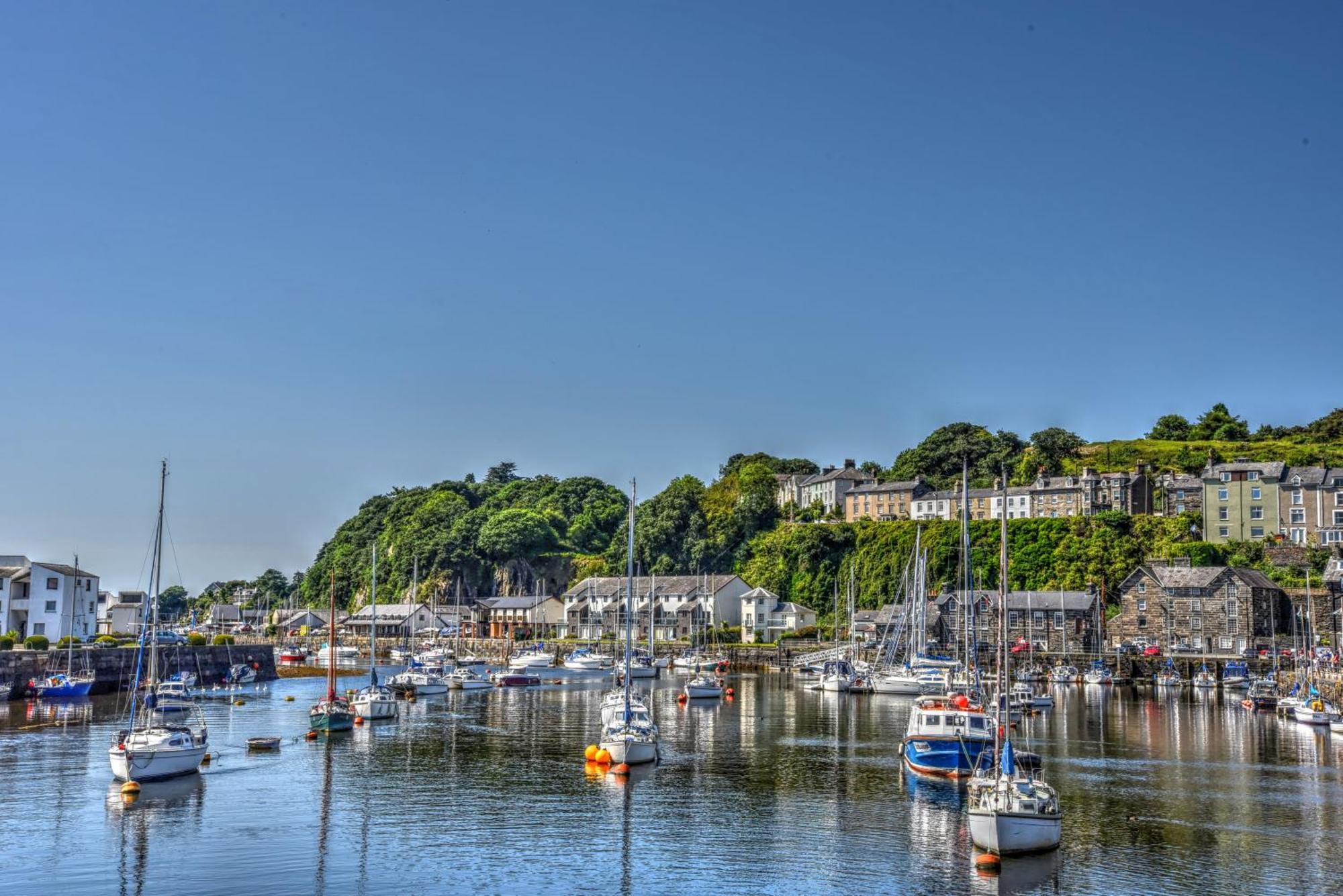 Porthmadog, Sleeps 11, 5 Bedrooms, 5 Bathrooms, Mountain Views Exterior photo